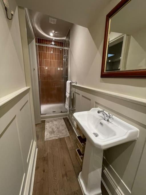 Peaceful Apartment In The Heart Of Фрум Екстериор снимка